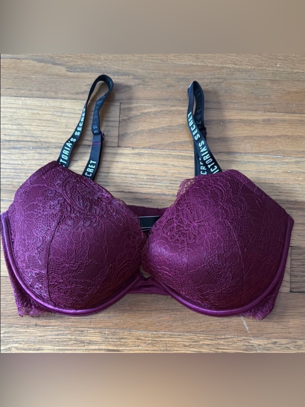 🩷 Victoria’s Secret burgundy lace underwire bra. Size 38DD.